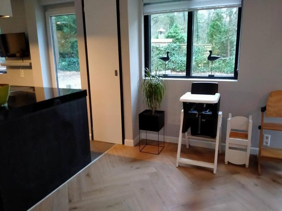 Kindvriendelijke Bungalow In Het Bos Bij Zwemmeer. Vilsteren Eksteriør bilde